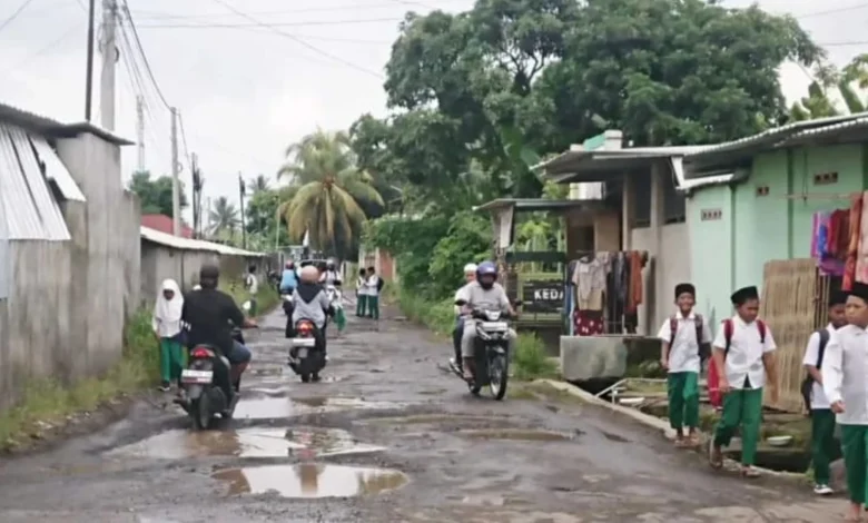 Jalan rusak di Desa Lenek Lauk Lombok Timur