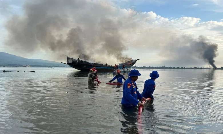 Kapal Terbakar di Pelabuhan Kayangan