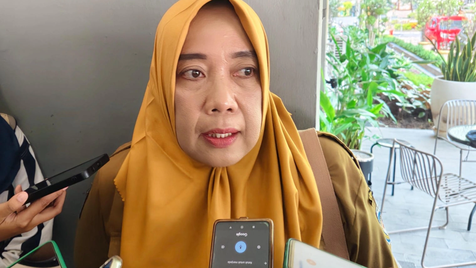 Dinas PUPR Kota Mataram Pasang Batu Boulder Atasi Abrasi