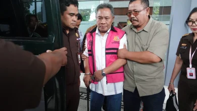 Mantan Bupati Lombok Barat Zaini Arony Tersangka Dugaan Korupsi LCC