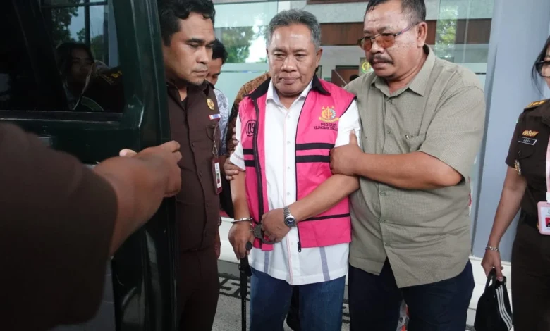 Mantan Bupati Lombok Barat Zaini Arony Tersangka Dugaan Korupsi LCC