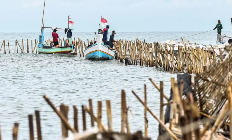 Nelayan Bongkar Pagar Laut