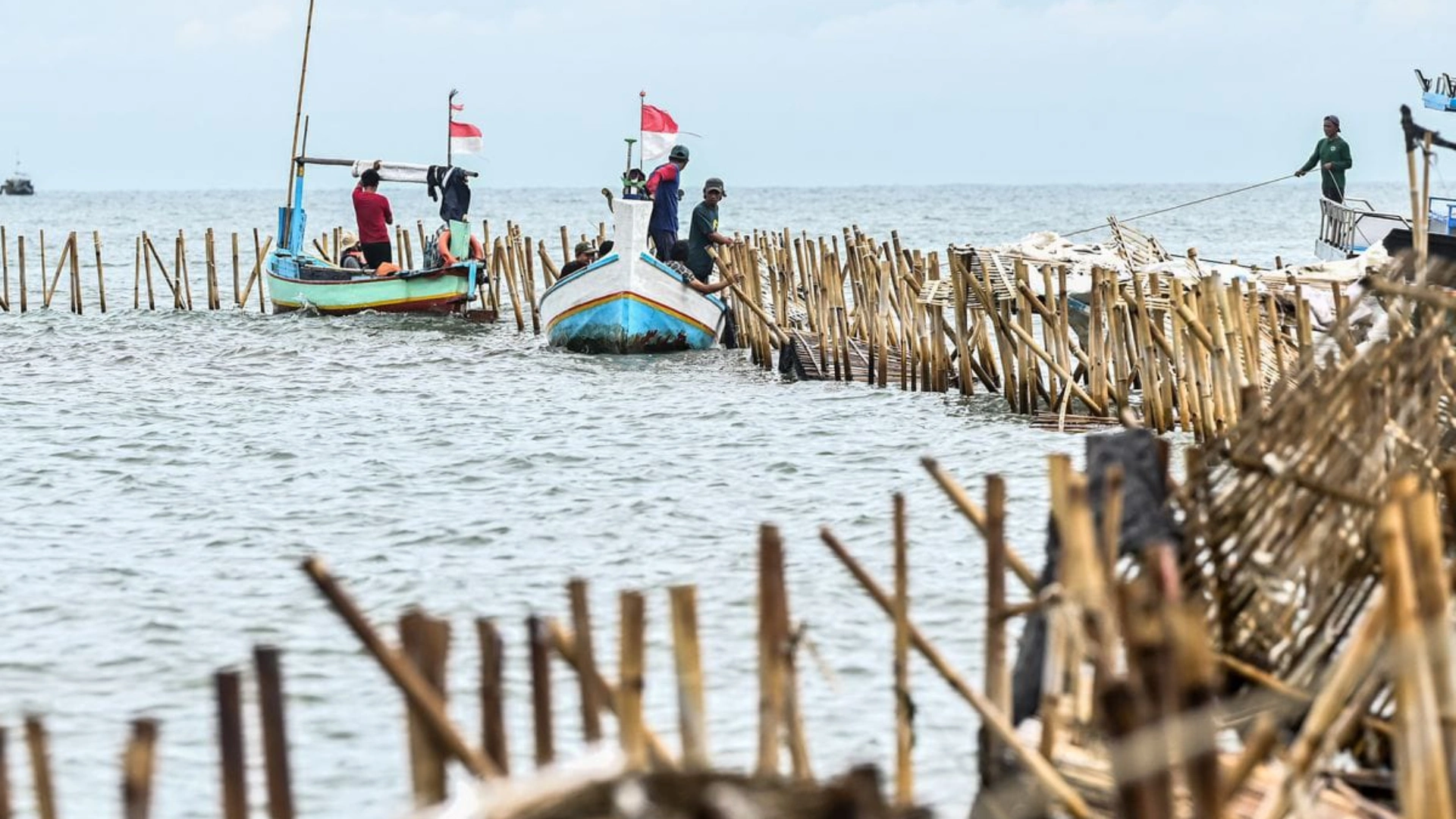 Nelayan Bongkar Pagar Laut