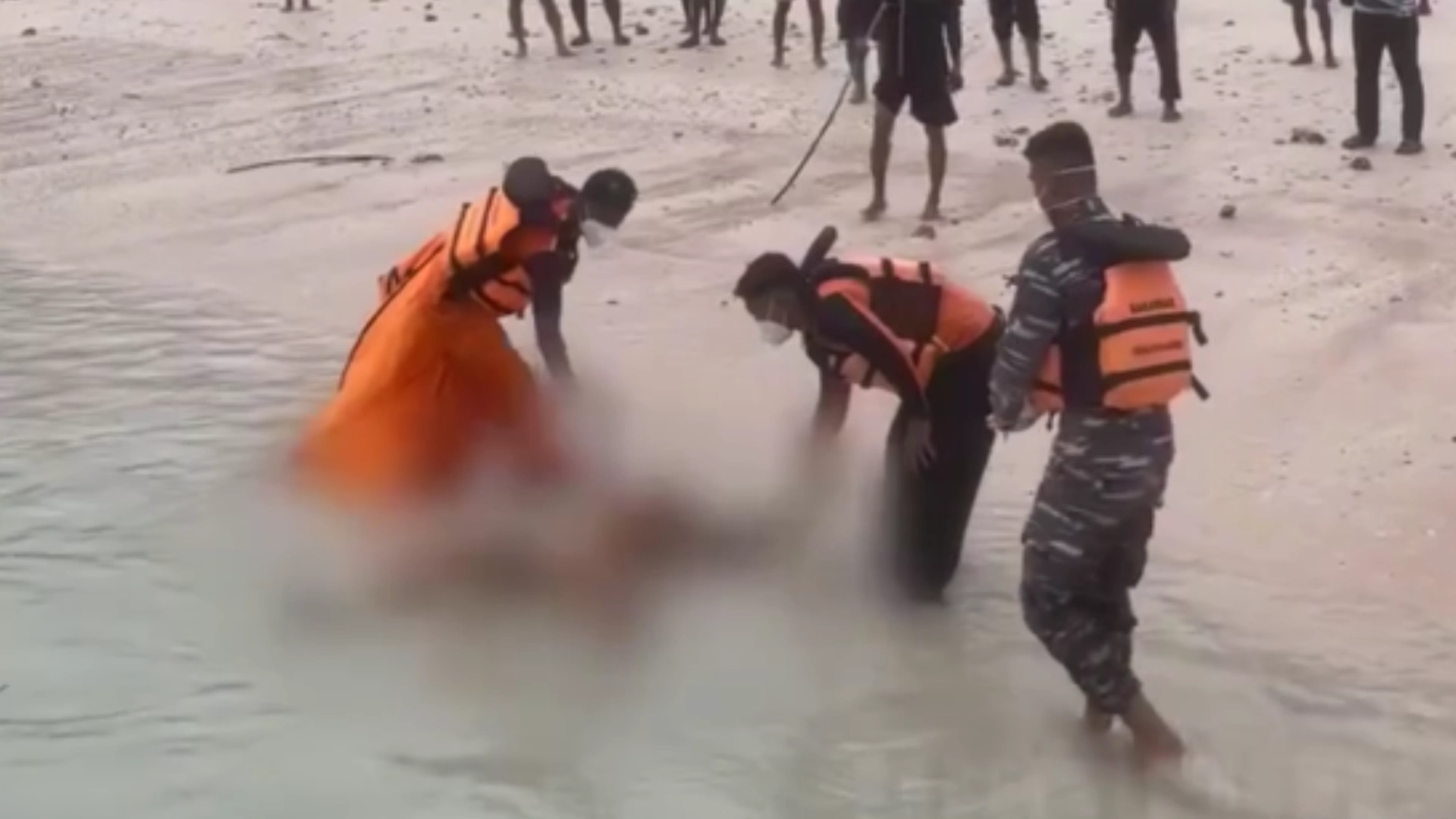 Penemuan mayat di laut padar NTT diduga korban banjir bima