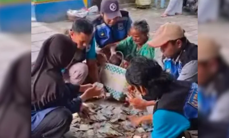 Pengemis Lansia Viral di Kota Mataram