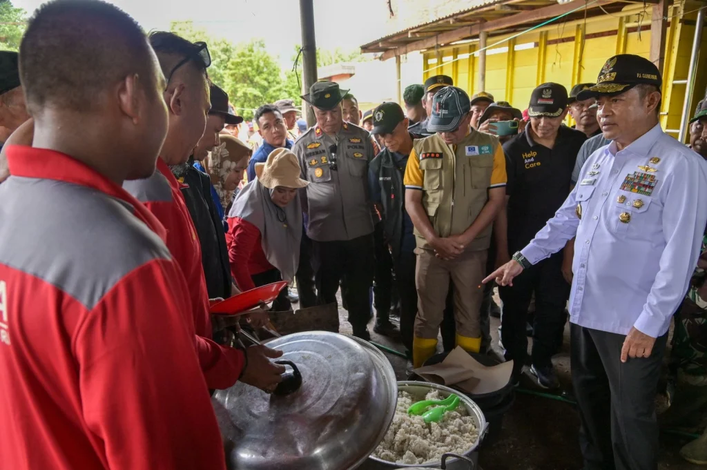 Pj Gubernur Salurkan Bantuan kepada Korban Banjir di Bima