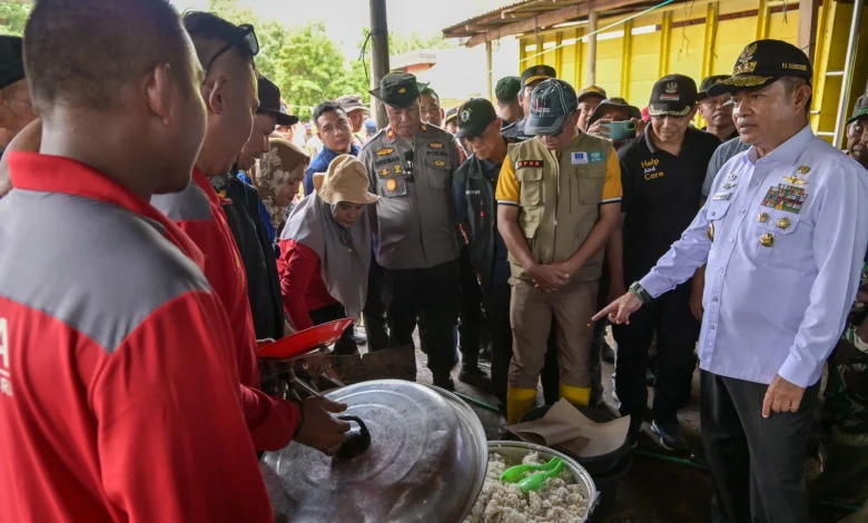 Pj Gubernur Salurkan Bantuan kepada Korban Banjir di Bima