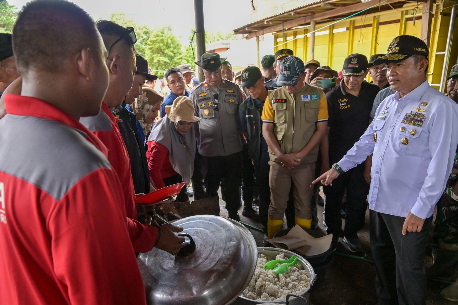 Pj Gubernur Salurkan Bantuan kepada Korban Banjir di Bima