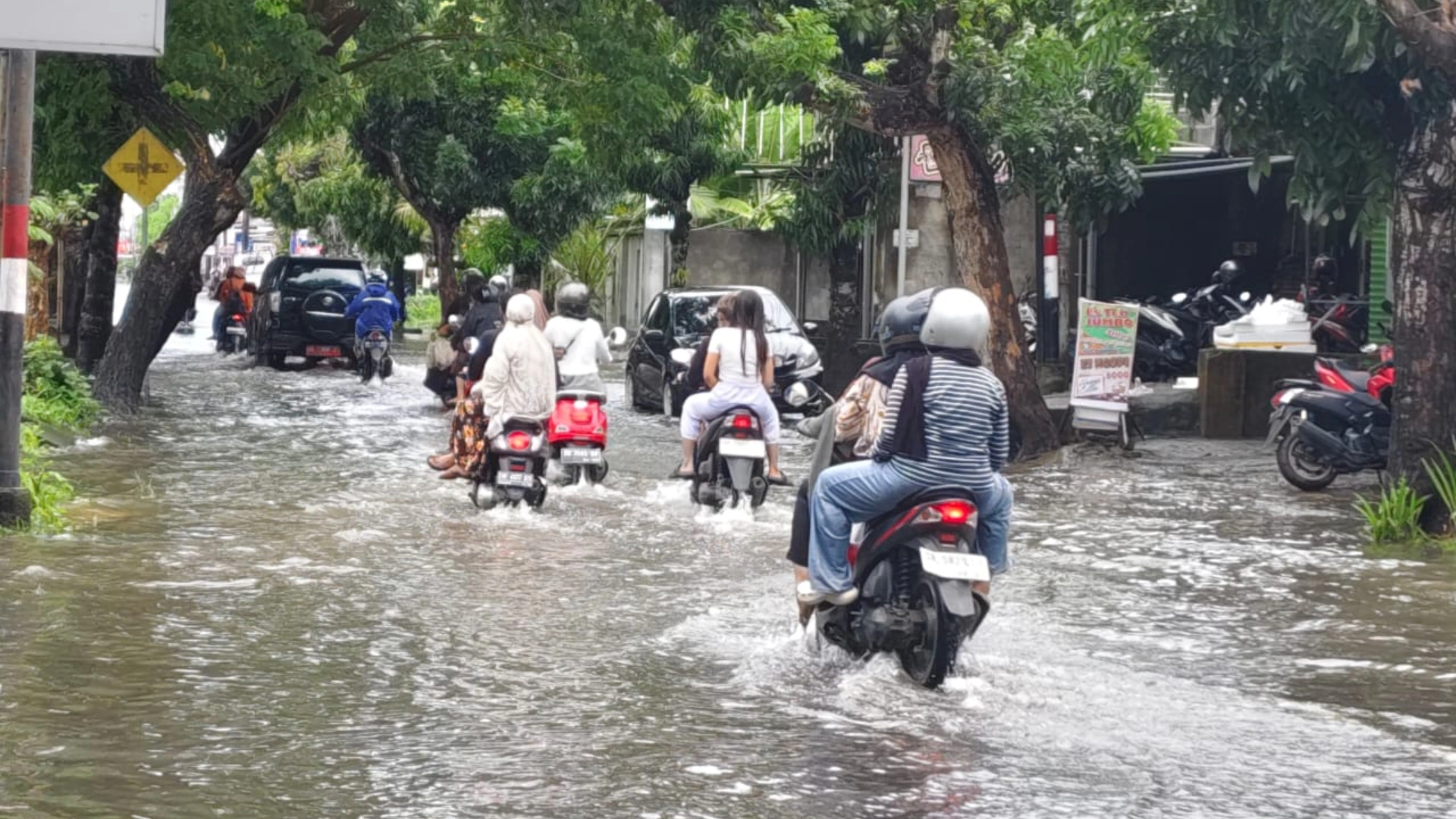 Ruas jalan di Karang Pule Sekarbela, Kota Mataram yang tergenang banjir