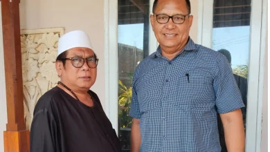 Mantan Bupati Lombok Tengah, Moh. Suhaili FT (kiri) bersama kuasa hukumnya Abdul Hanan (kanan). Foto: Istimewa