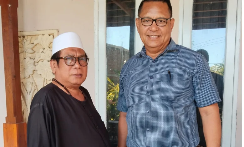 Mantan Bupati Lombok Tengah, Moh. Suhaili FT (kiri) bersama kuasa hukumnya Abdul Hanan (kanan). Foto: Istimewa
