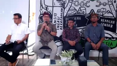 Direktur WALHI NTB, Amri Nuryadin dengan Warga Gili Meno terkait PT TCN