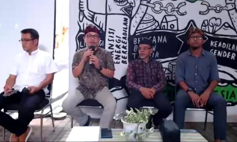 Direktur WALHI NTB, Amri Nuryadin dengan Warga Gili Meno terkait PT TCN