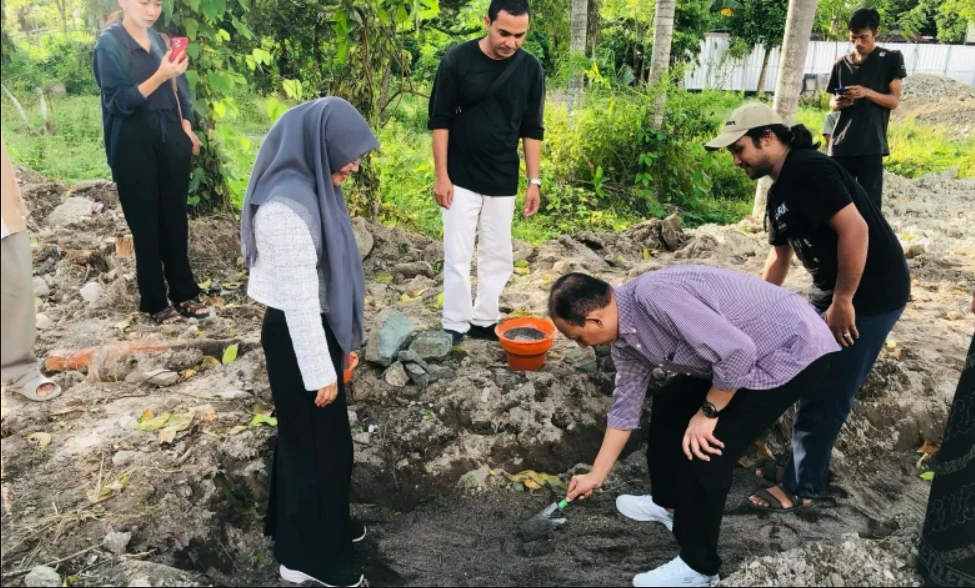 Peletakan Batu pertama oleh Prof. Hamsu dalam pembangunan wahana kebudayaan pertama di NTB.