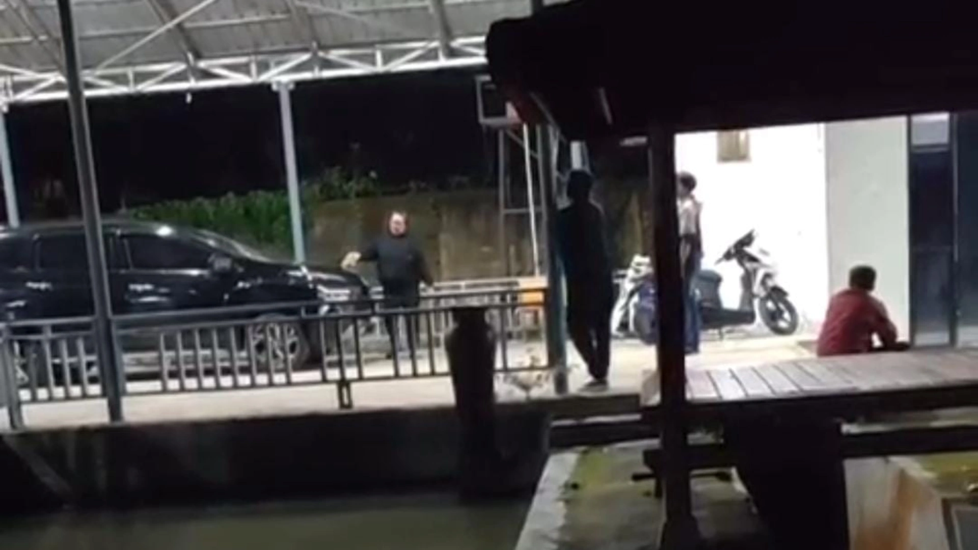 Video Perusakan Mobil Mantan Bupati Lombok Tengah Suhaili FT