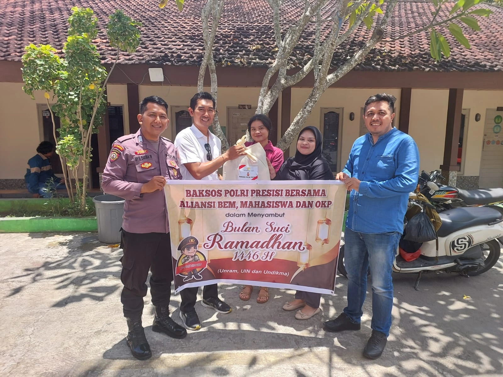 Proses Pendistribusian Sembako oleh Anggota Kepolisian Polda NTB. Foto : istimewa