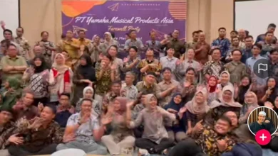 Tangkapan layar akun TikTok @donizenisa pada Rabu, 26 Februari 2025, terlihat para karyawan PT YMPA kompak menggelar farewell party. Foto: Istimewa.