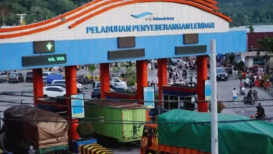 Suasana antrean truk dan penumpang di Pelabuhan Lembar, 2024. Foto: Dok NTBSatu