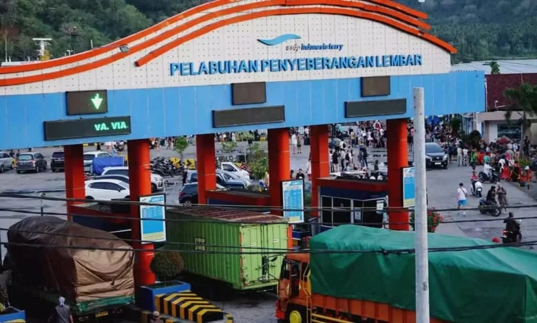 Suasana antrean truk dan penumpang di Pelabuhan Lembar, 2024. Foto: Dok NTBSatu
