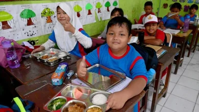 Para siswa sedang menikmati makanan program Makan Bergizi Gratis (MBG). Foto: BPMI Setpres