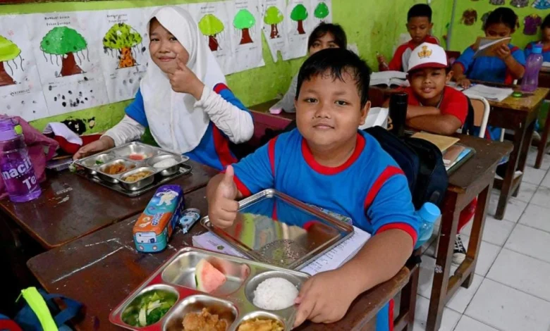 Para siswa sedang menikmati makanan program Makan Bergizi Gratis (MBG). Foto: BPMI Setpres
