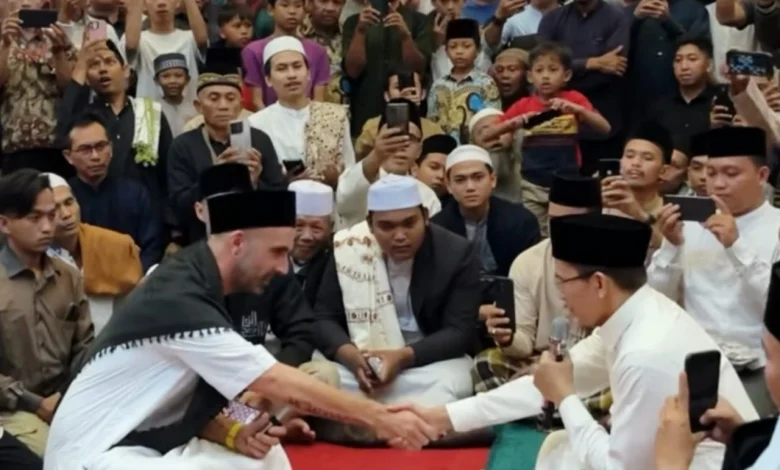 Bule Amerika, Jason Matthew (kiri salaman) ikrarkan muallaf di Islamic Center NTB, 28 Februari 2025. Foto: Instagram/islamiccenterntb