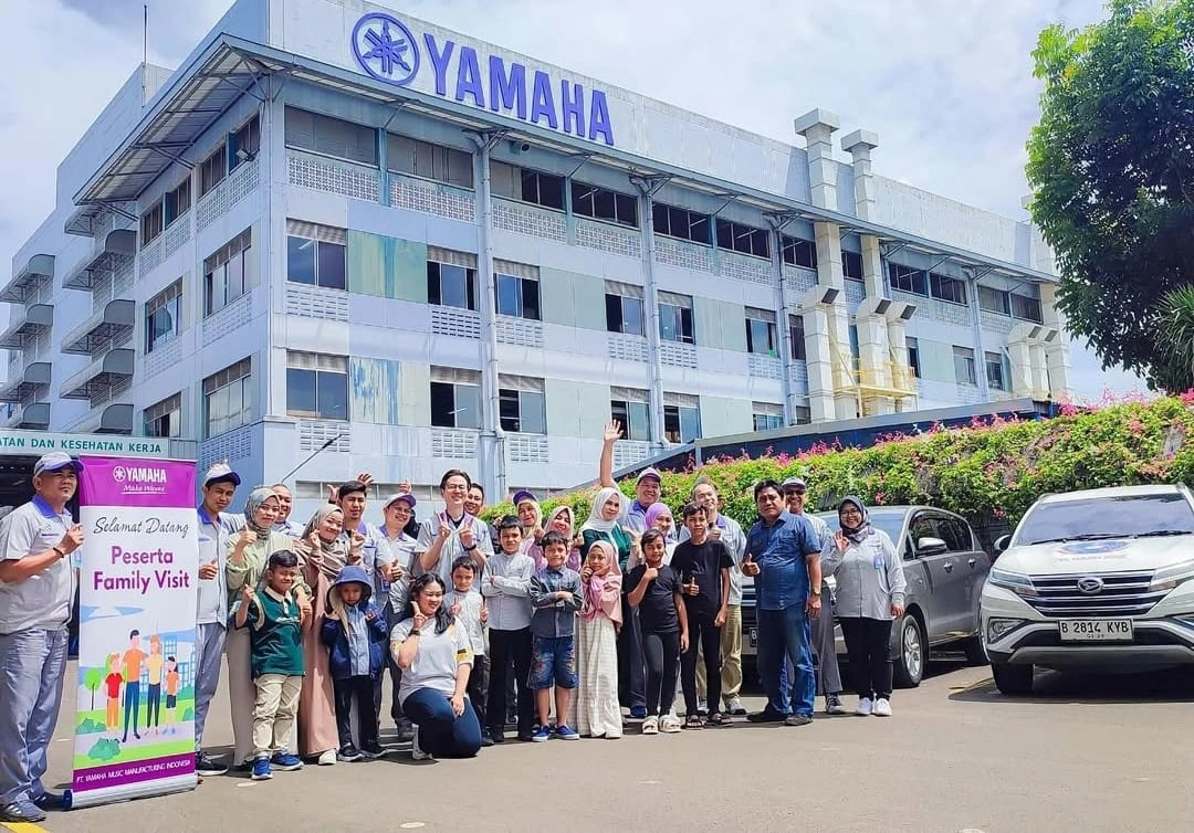 Potret Family Visit di Pabrik PT Yamaha Music Manufacturing Indonesia. Foto: Instagram @llyah_lylah.