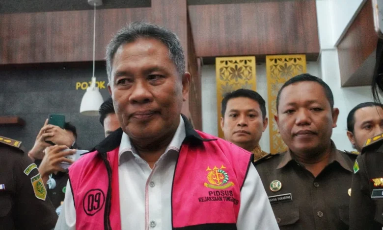 Mantan Bupati Lombok Barat Zaini Arony Tersangka Dugaan Korupsi LCC