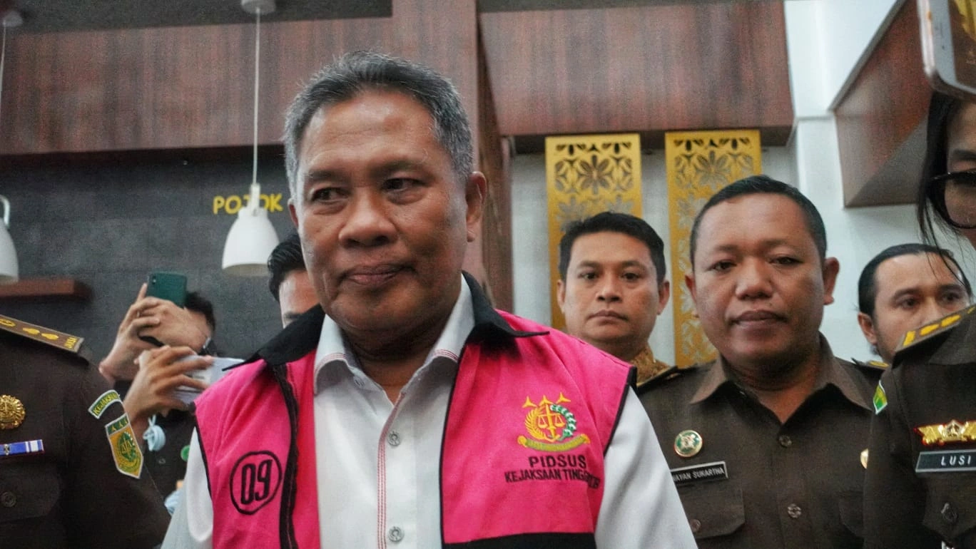 Mantan Bupati Lombok Barat Zaini Arony Tersangka Dugaan Korupsi LCC