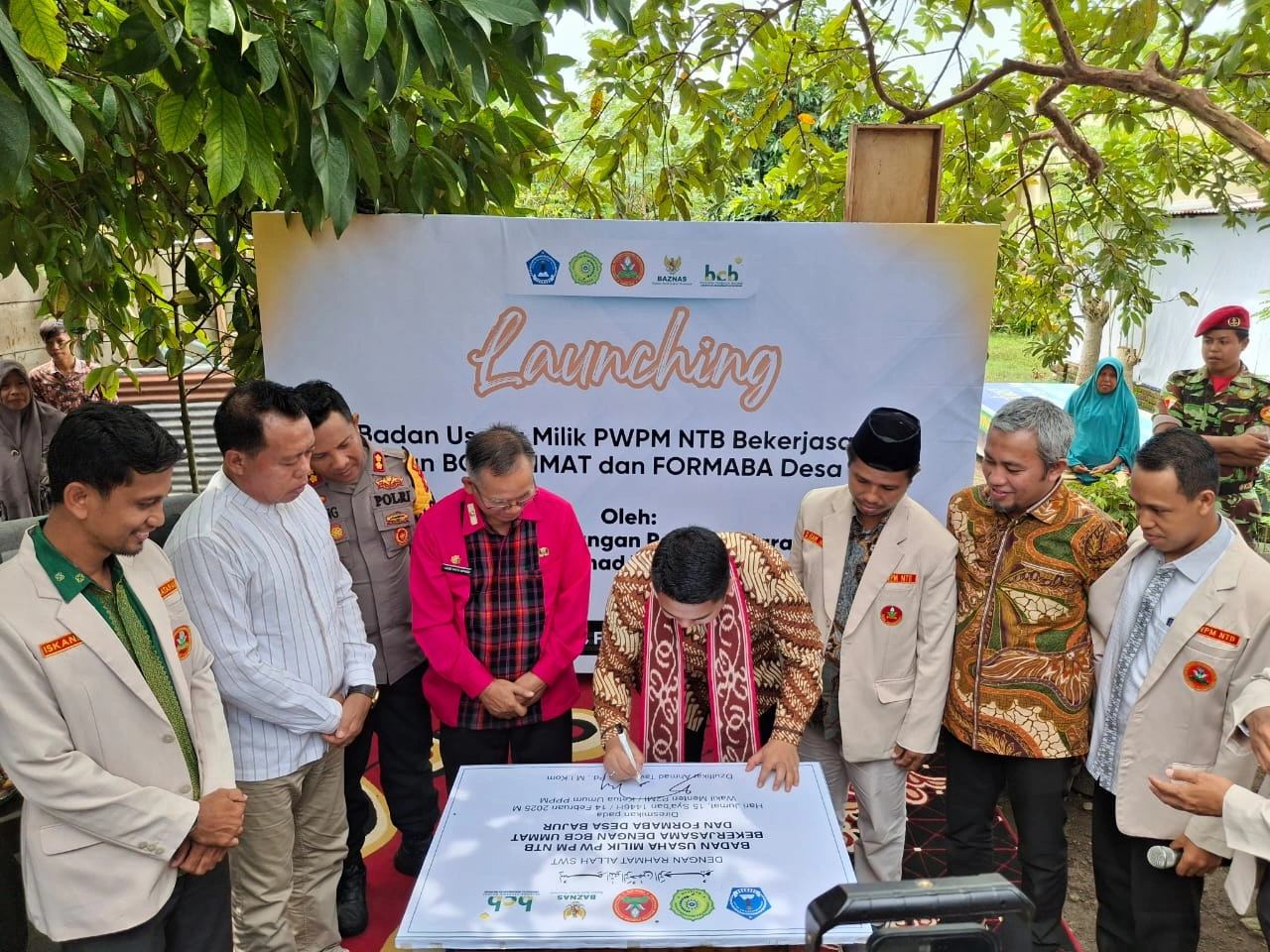 Wakil Menteri Perlindungan Pekerja Migran Indonesia (P2MI), Dzulfikar Ahmad Tawalla, saat meluncurkan Badan Usaha Milik PWPM NTB, Kamis, 13 Februari 2025. Foto: Istimewa