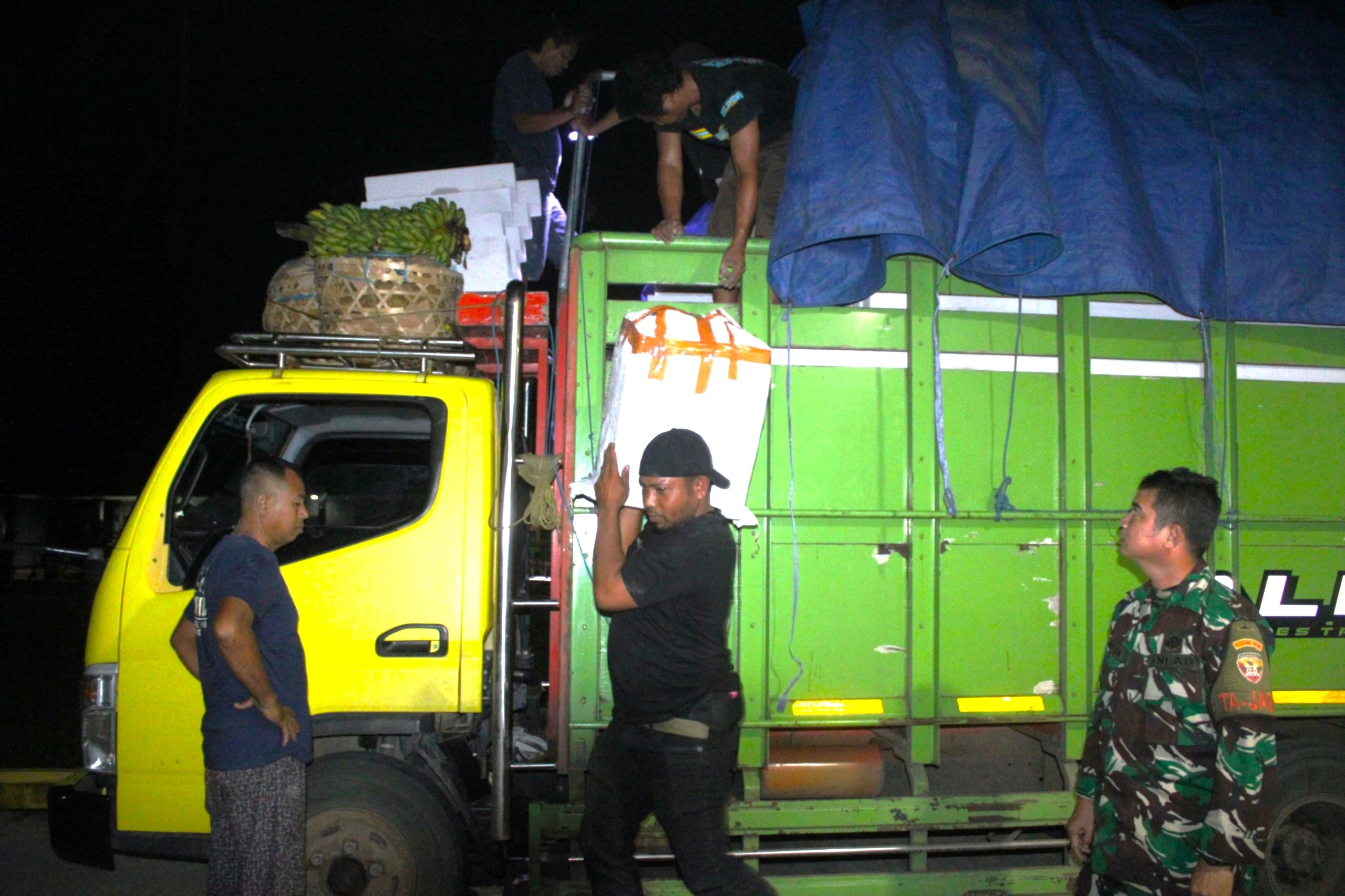 Kodim 1608/Bima bersama Satpol PP Kota Bima gagalkan penyelundupan ribuan botol minuman keras (miras) ilegal.