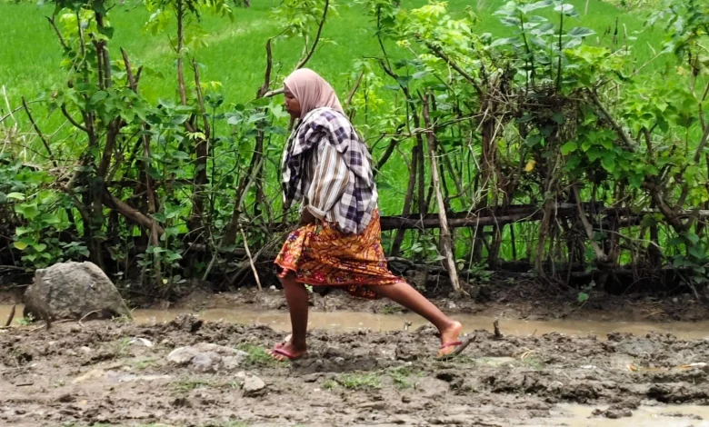 Seorang warga melintas di jalan rusak Dusun Meang Pangsing Sekotong Lombok Barat NTB