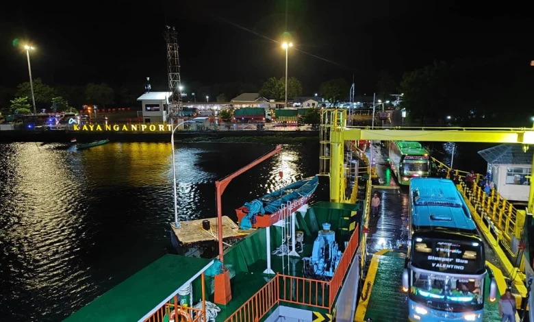 Penyeberangan di Pelabuhan Kayangan-Poto Tano