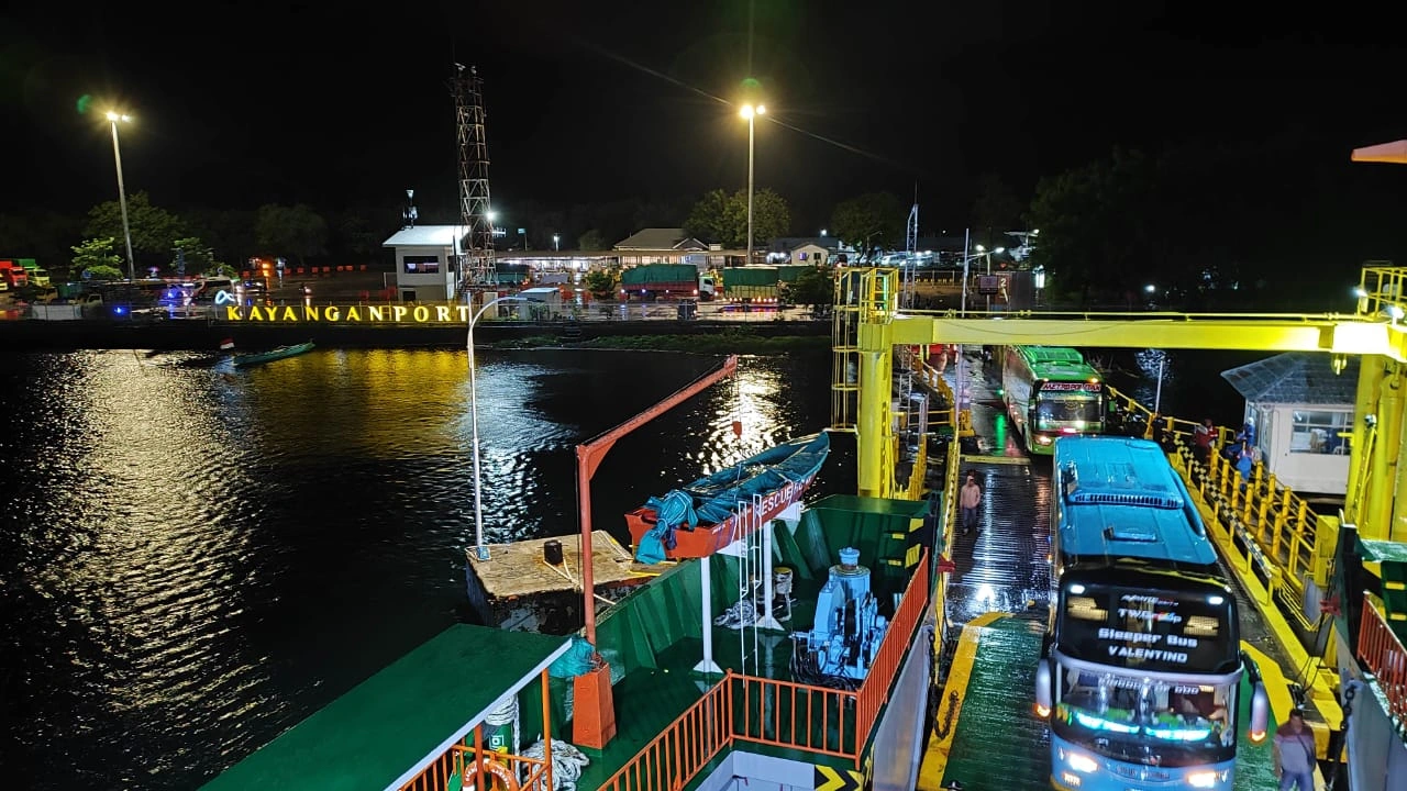 Penyeberangan di Pelabuhan Kayangan-Poto Tano