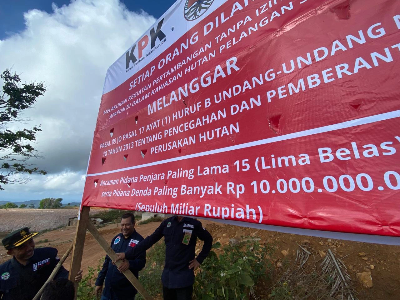 plang penyegelan kawasan Tambang Ilegal Sekotong