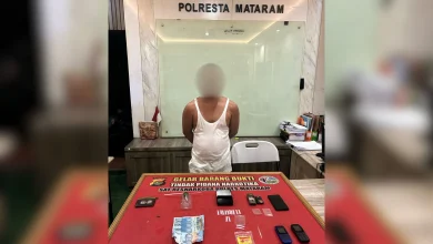 Pria 41 Tahun Asal Sandubaya di amakankan tim Opsnal Satresnarkoba karna di duga edarkan sabu.