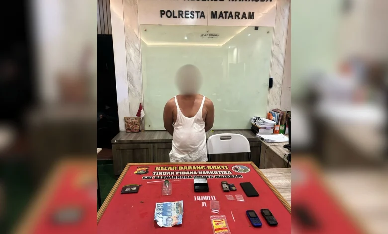 Pria 41 Tahun Asal Sandubaya di amakankan tim Opsnal Satresnarkoba karna di duga edarkan sabu.