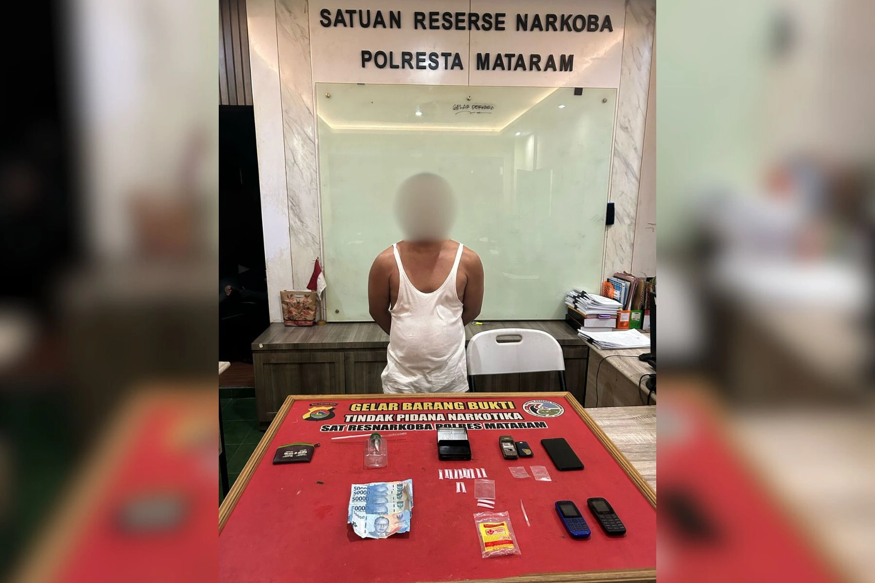 Pria 41 Tahun Asal Sandubaya di amakankan tim Opsnal Satresnarkoba karna di duga edarkan sabu.