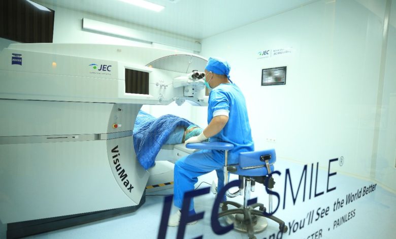Tenaga kesehatan JEC-Bali saat menggunakan salah satu alat pengobatan mata