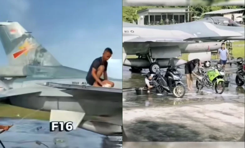 Anggota TNI AL cuci pesawat F-16 secara manual