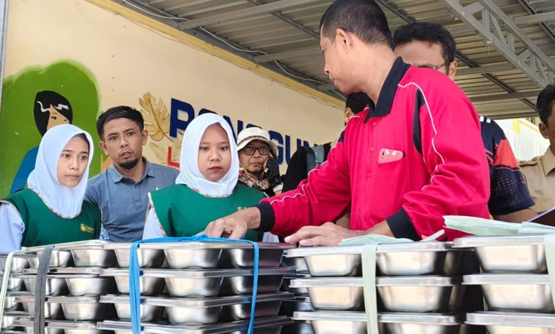 Potret Pembagian MBG di SMKN 1 Mataram