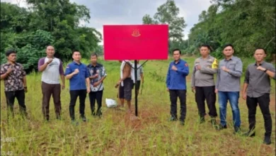 Proses pemasangan plang sita eksekusi pada milik terpidana INS di Desa Sukasejati