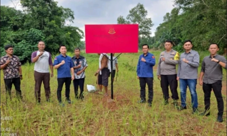 Proses pemasangan plang sita eksekusi pada milik terpidana INS di Desa Sukasejati