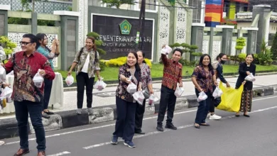 ASN Bimas Kristen dan Katolik Kemenag NTB Bagi Takjil