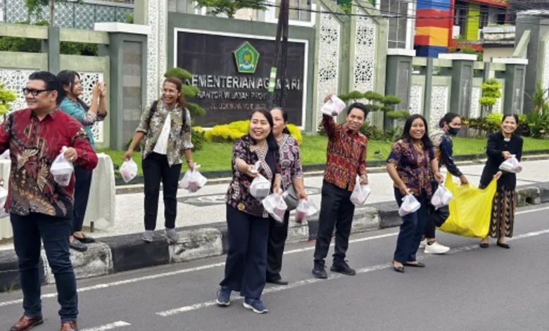 ASN Bimas Kristen dan Katolik Kemenag NTB Bagi Takjil