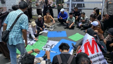 Aksi Front Mahasiswa Nasional Mataram Tolak Revisi UU TNI