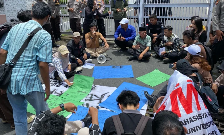 Aksi Front Mahasiswa Nasional Mataram Tolak Revisi UU TNI
