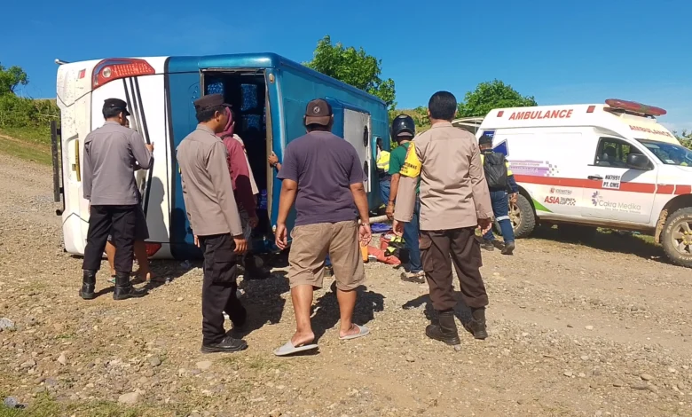 Bus Karyawan PT AMNT Kecelakaan