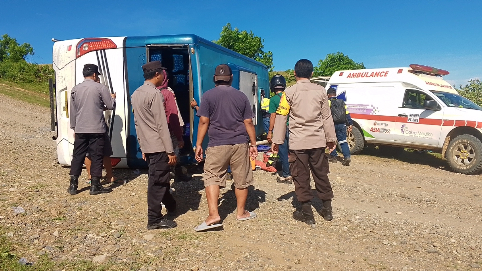 Bus Karyawan PT AMNT Kecelakaan