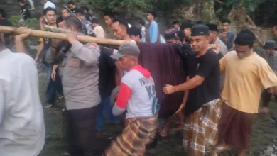 Evakuasi Mayat Pria di Bendungan Pengga